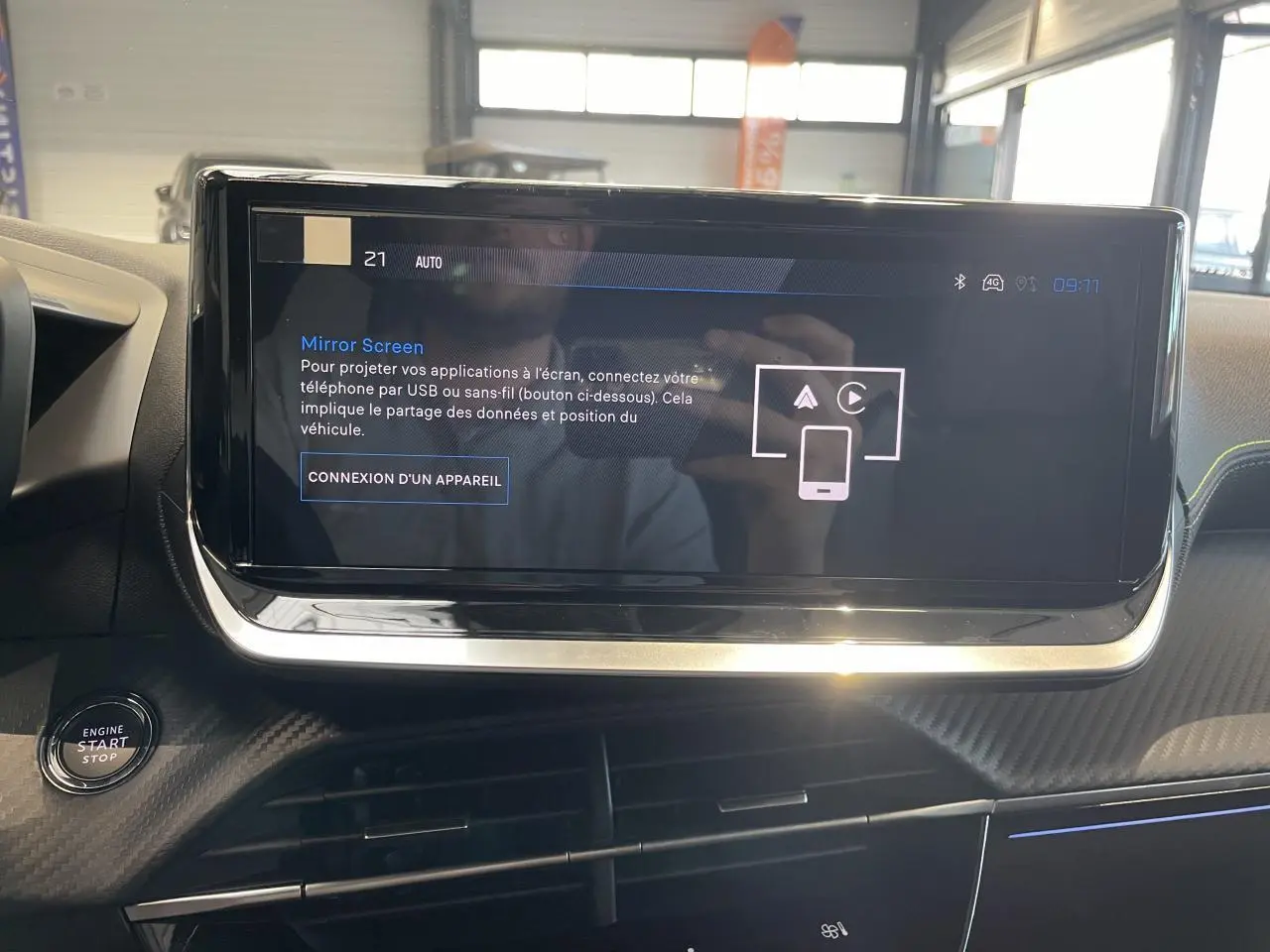Écran tactile central du Peugeot 2008 Hybrid 2026, vue rapprochée du tableau de bord avec bouton start/stop.
