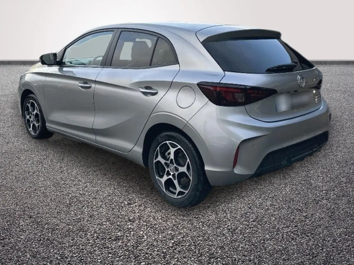 Vue 3/4 arrière droite d'une MG3 gris clair avec jantes alliage et vitres teintées sur fond neutre.