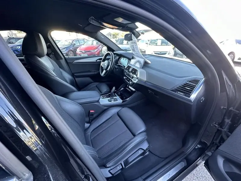 Intérieur noir du BMW X4 X Drive 190 CV X-Line 2019 vu côté conducteur, avec tableau de bord moderne et sièges cuir.