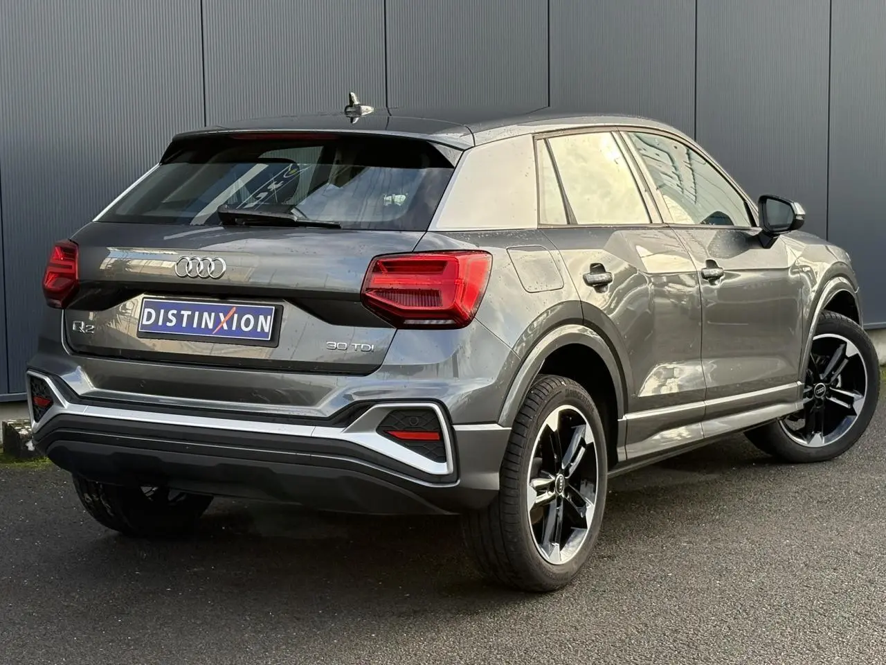 Audi Q2 30 TDI S-Line gris Daytona vue 3/4 arrière droit, avec jantes Audi Sport 5 branches finition titane mat.