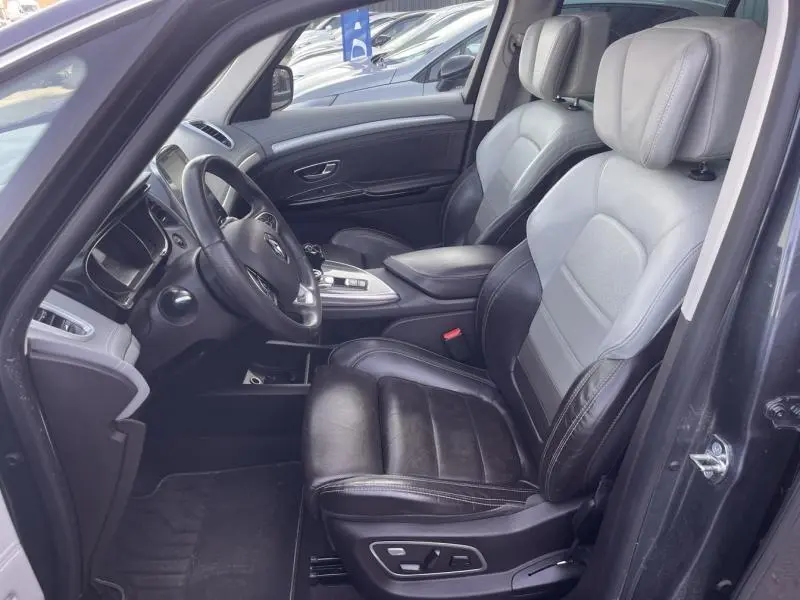 Vue intérieure côté conducteur du Renault Espace 2018, sièges cuir bicolores gris et noir, volant cuir multifonction.