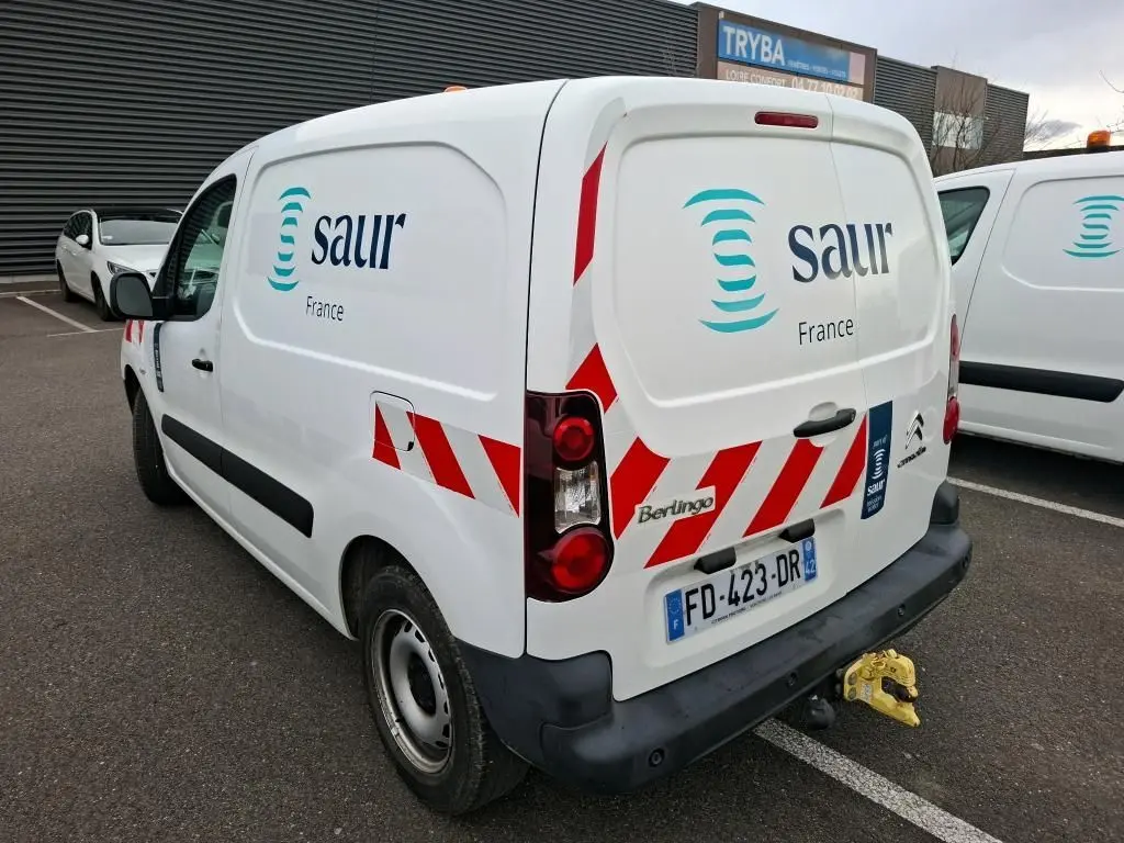 Vue 3/4 arrière droite d'un Citroën Berlingo blanc utilitaire avec marquage rouge, logo Saur France et attelage jaune.