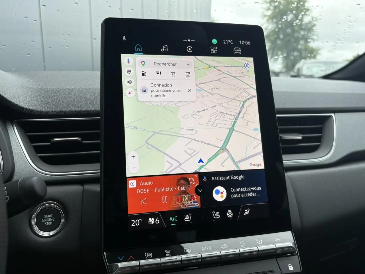 Écran tactile vertical du système multimédia OpenR Link dans l’habitacle du Renault Captur blanc nacré, vue de face.