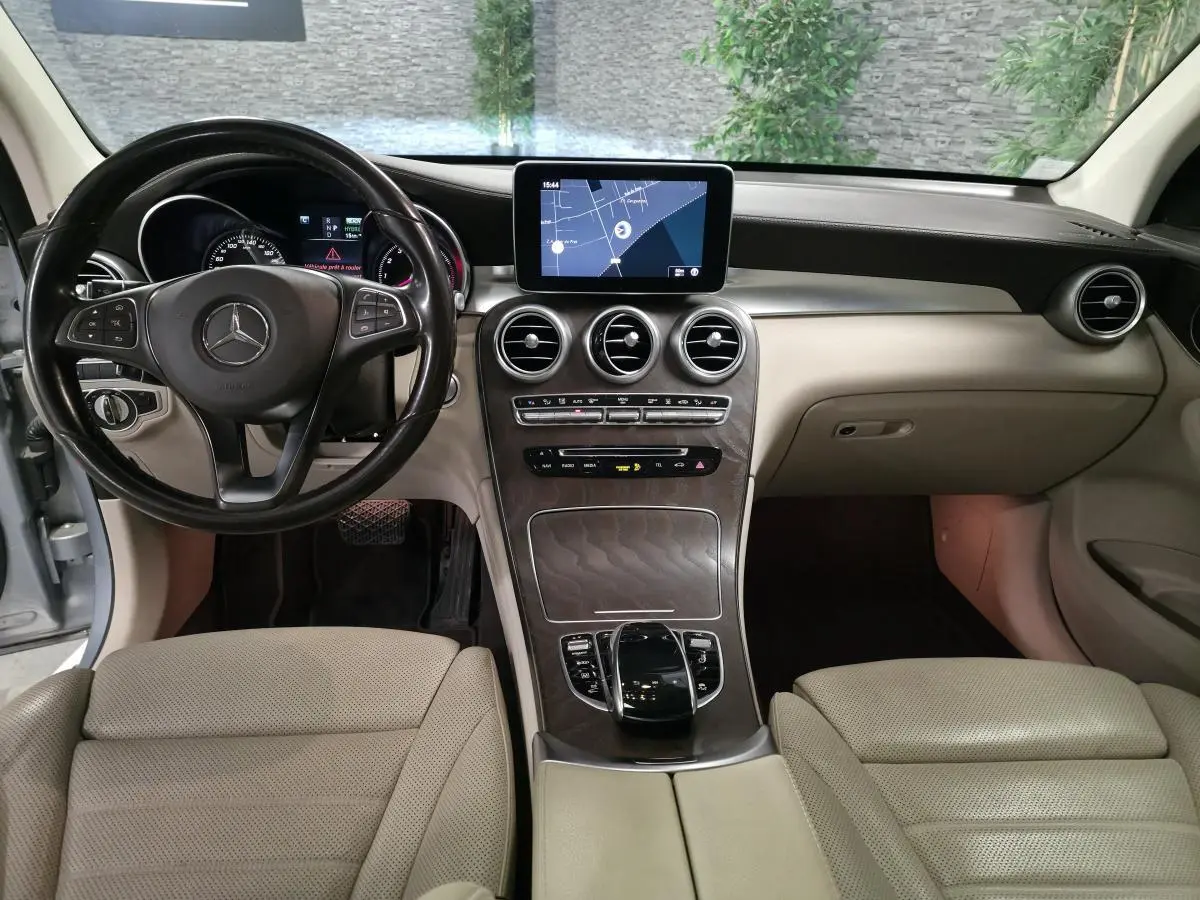 Vue intérieure avant du Mercedes GLC 350 e 2017, tableau de bord beige avec inserts en frêne et écran central tactile.