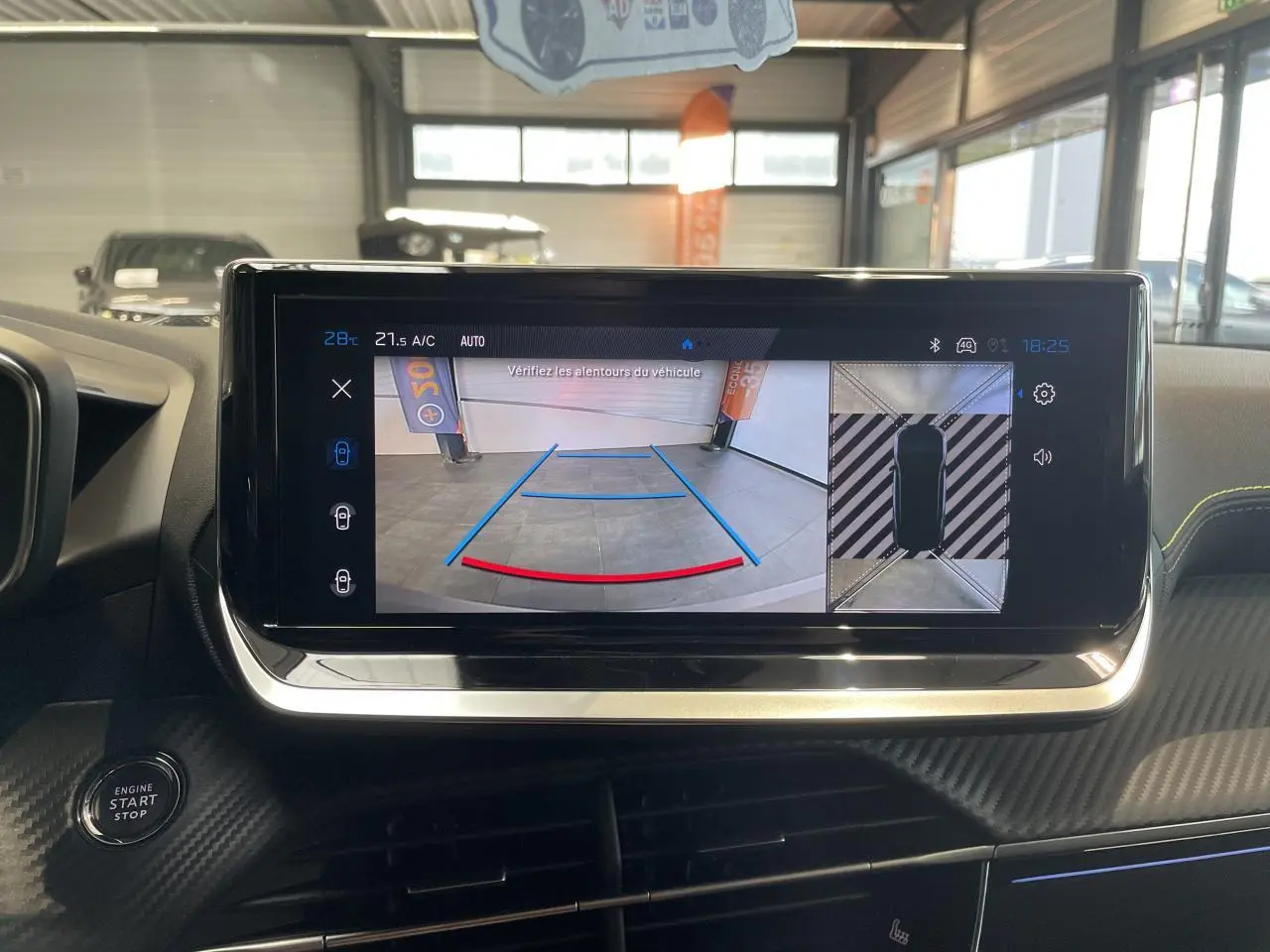 Écran multimédia du Peugeot 2008 gris 2026 montrant la caméra de recul et la vue 360° intérieure.