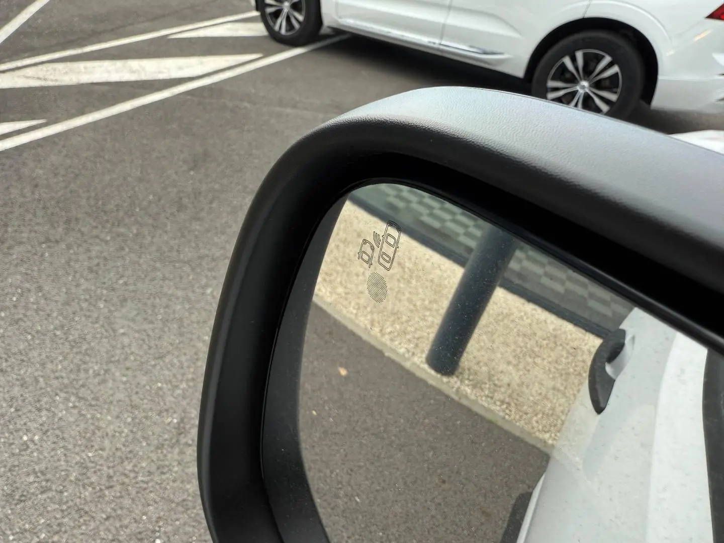 Rétroviseur côté gauche du Citroën Berlingo XL blanc Icy, avec alerte d'angle mort visible sur le miroir.