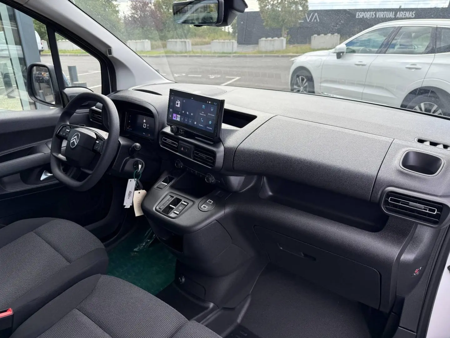 Intérieur du Citroën Berlingo Fourgon XL Diesel 130ch 2026, vue côté conducteur sur tableau de bord et écran tactile.