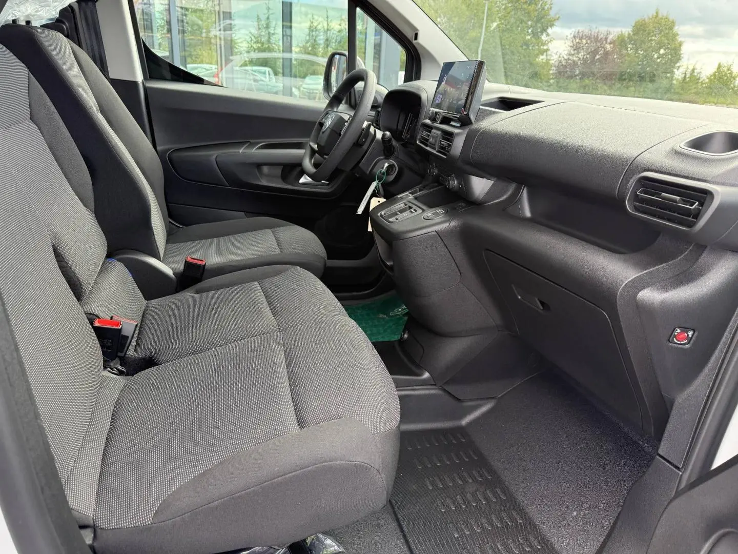 Intérieur avant du Citroën Berlingo Fourgon XL 2026, vue côté droit sur sièges gris et tableau de bord moderne.
