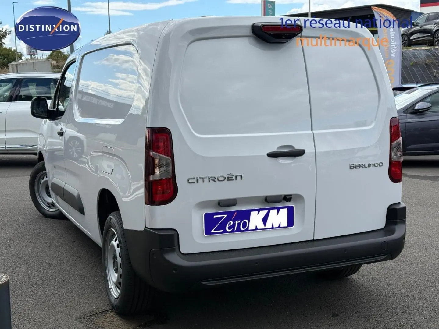 Vue 3/4 arrière droite du Citroën Berlingo Fourgon XL blanc Icy avec portes arrière battantes et pare-chocs noir.