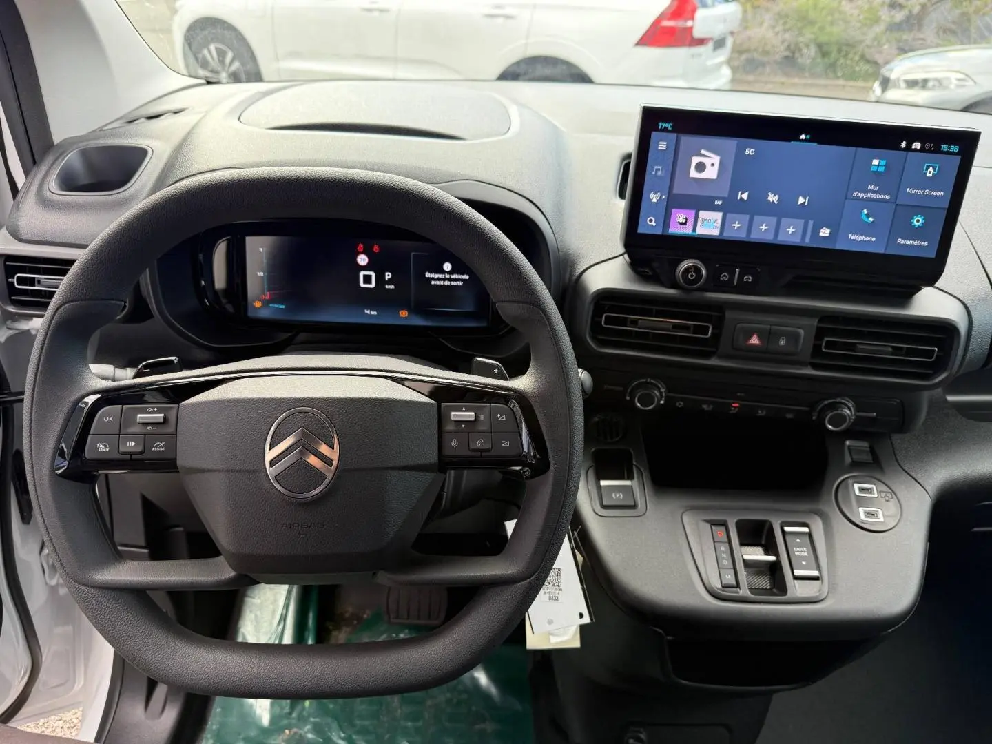 Vue intérieure du poste de conduite du Citroën Berlingo Fourgon XL 2026, volant multifonction et écran tactile central.
