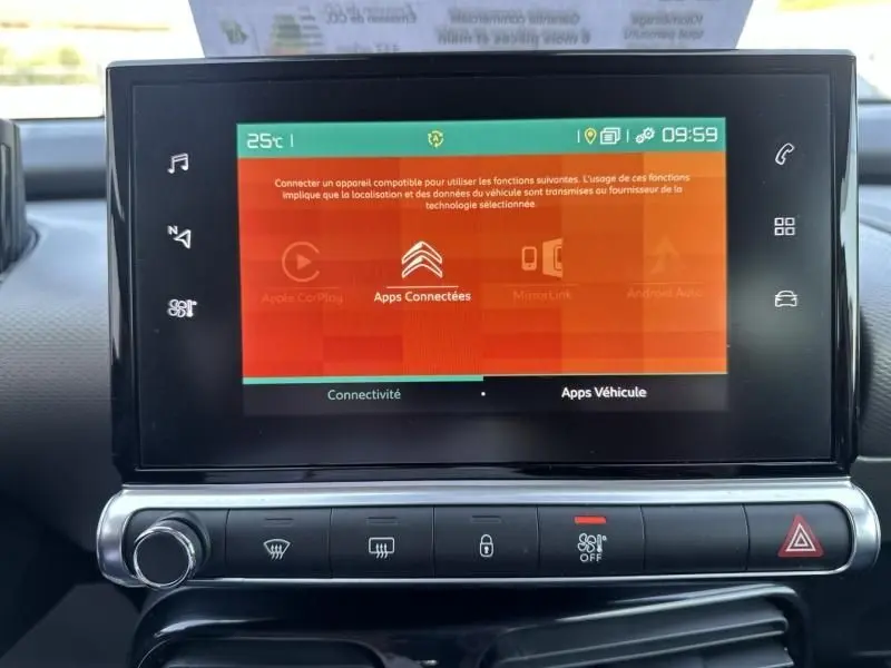 Écran tactile central du tableau de bord du Citroën C4 Cactus blanc 2018, affichant les options de connectivité et applications.