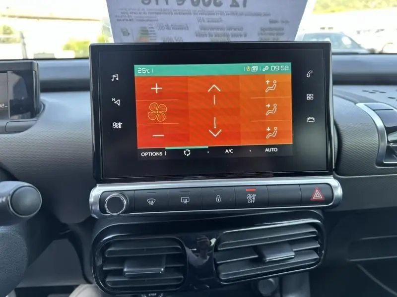 Écran tactile central de la Citroën C4 Cactus 2018 blanc, affichant les commandes de climatisation intérieure.