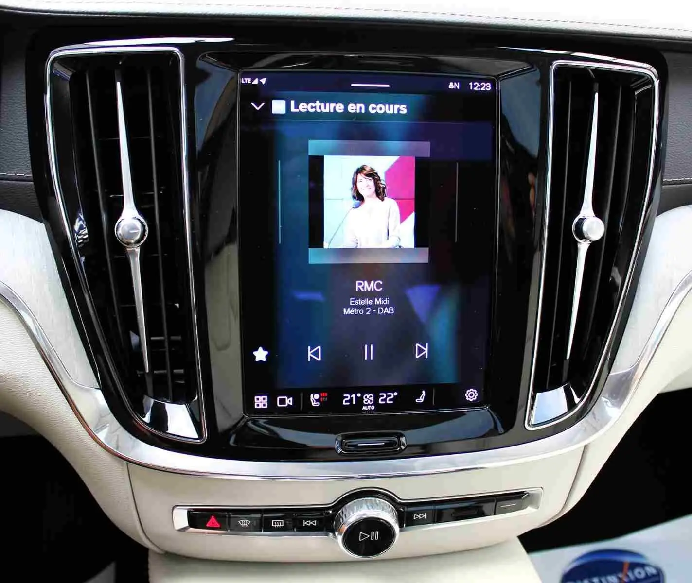 Écran tactile central et aérateurs verticaux noirs dans l'habitacle clair du Volvo S60 gris métal 2024 hybride rechargeable.