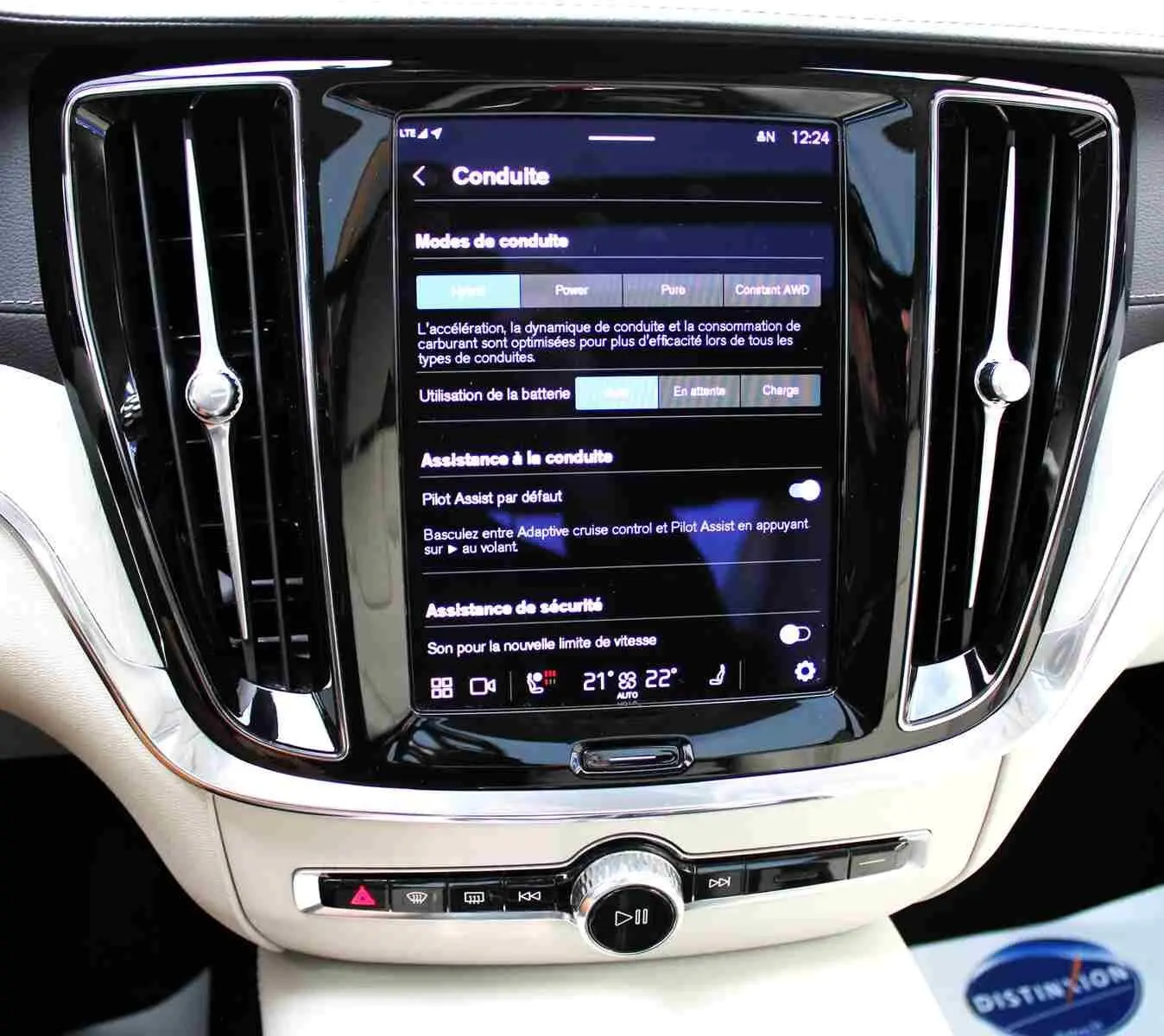 Écran tactile central du tableau de bord du Volvo S60 gris métal 2024, avec commandes de conduite et ventilation chrome.