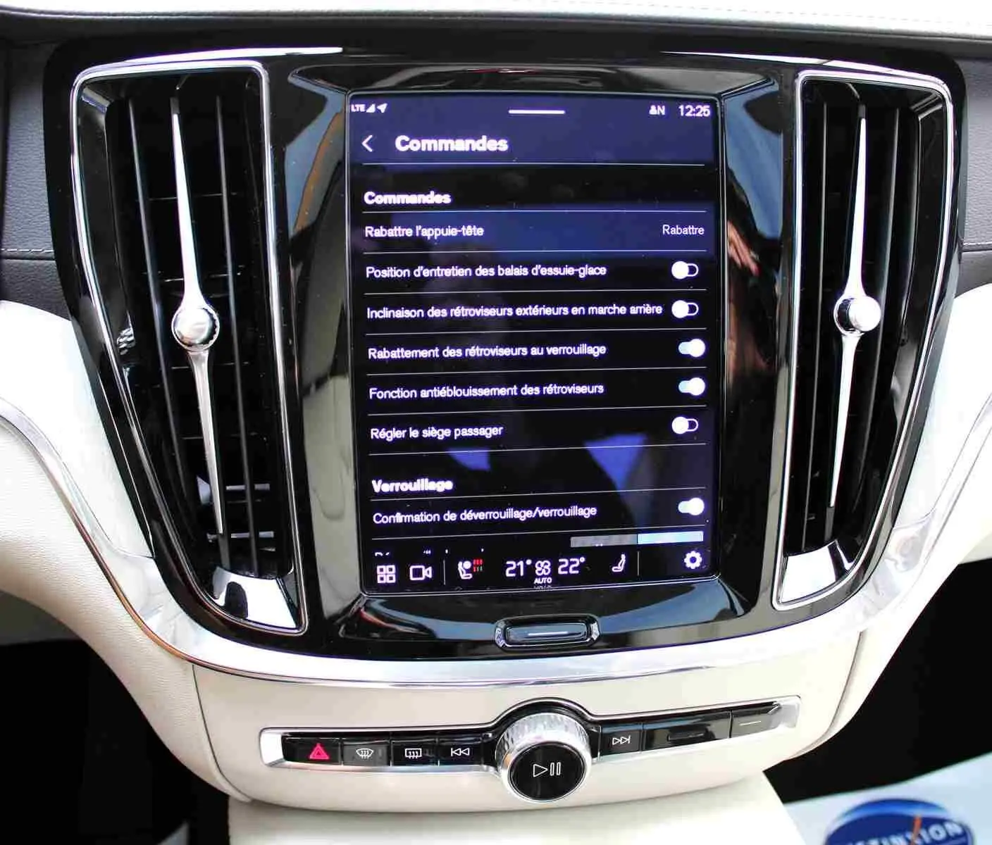 Écran tactile central avec commandes du véhicule sur Volvo S60 T6 hybride gris métal, vue intérieure frontale.