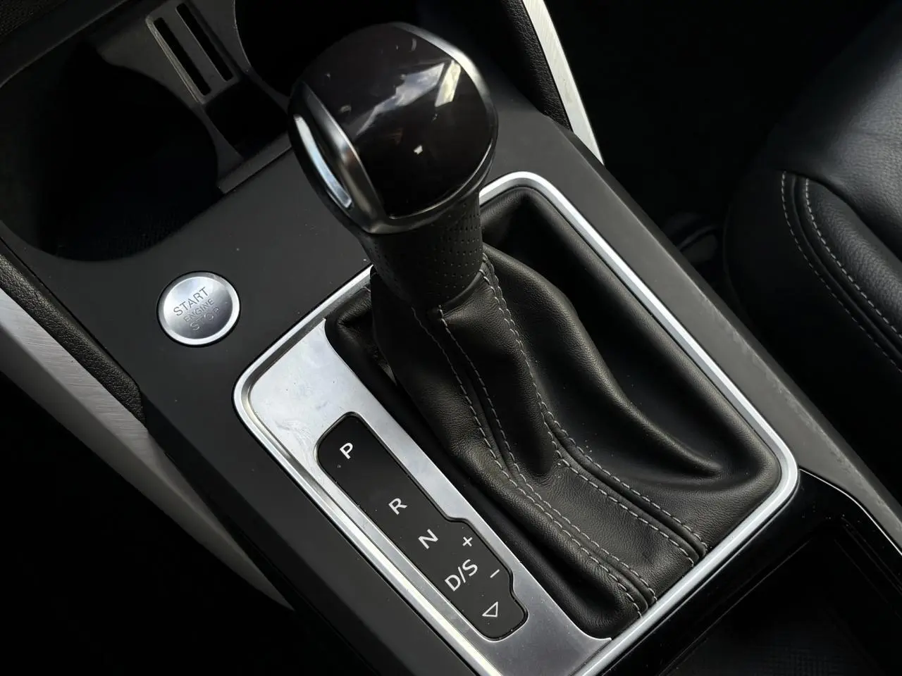 Le levier de vitesses automatique noir de l'Audi Q2 35 TDI S-Line, vu en gros plan côté console centrale.