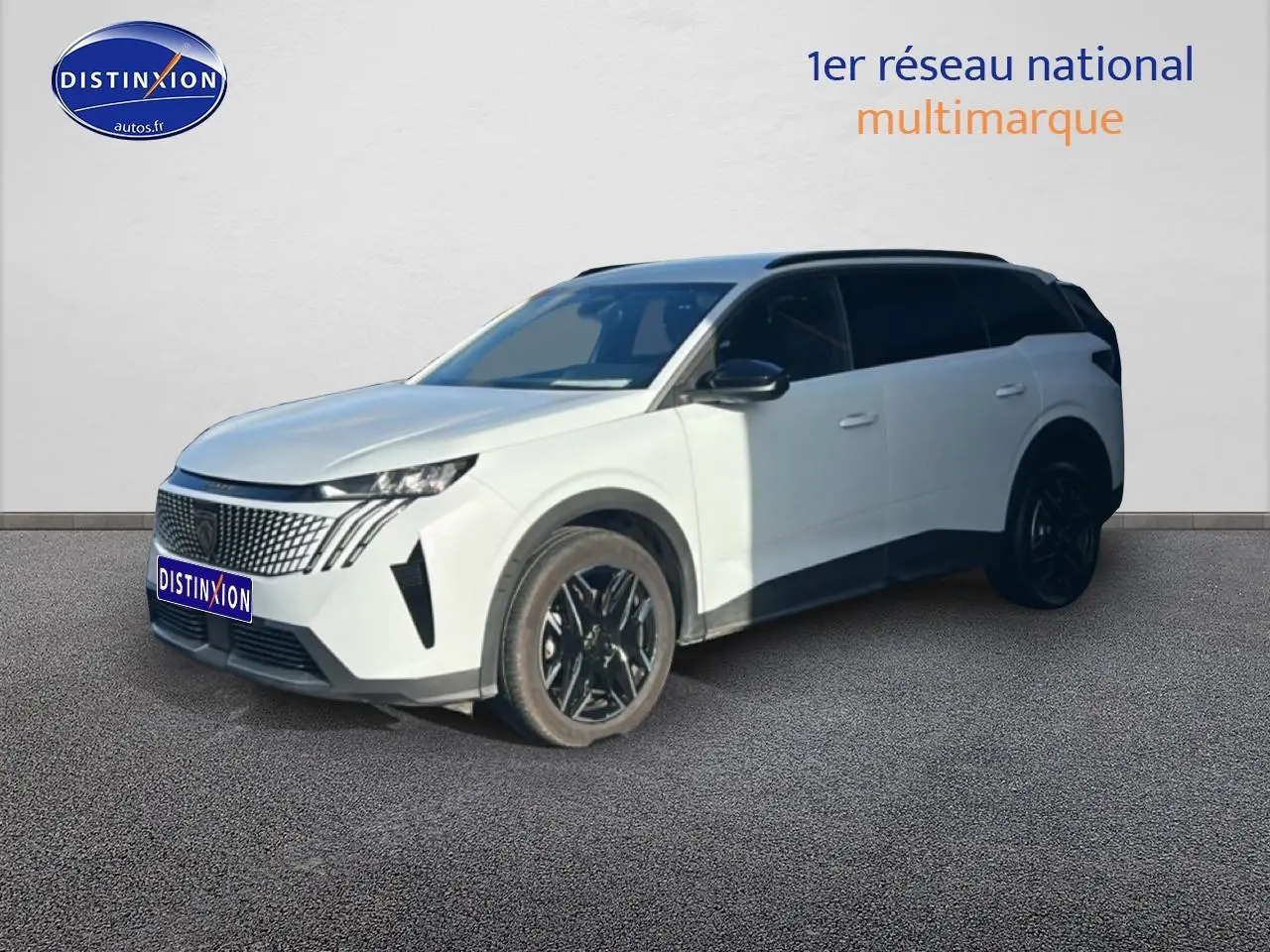 Peugeot 5008 Hybrid blanc okenite en 3/4 avant droit avec jantes noires et vitres surteintées.