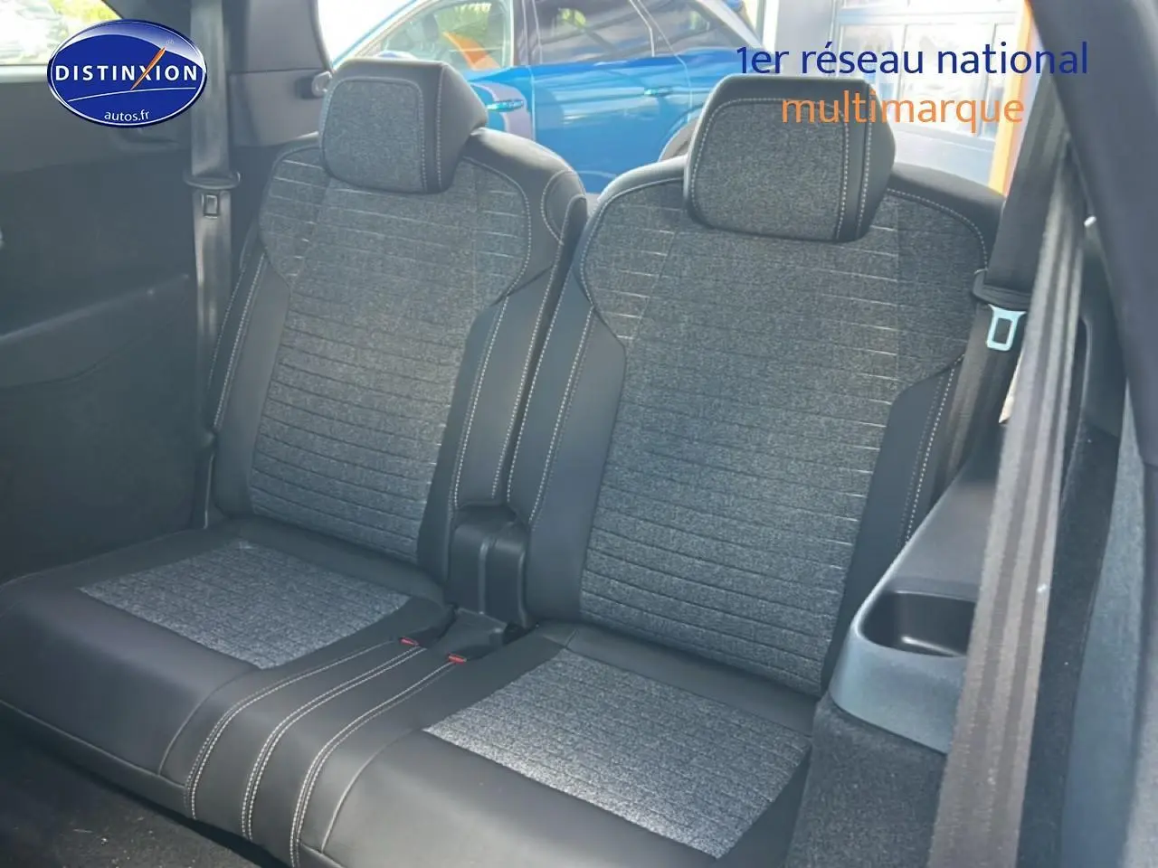Vue rapprochée des deux sièges arrière supplémentaires en tissu gris et cuir noir du Peugeot 5008 blanc, côté droit.