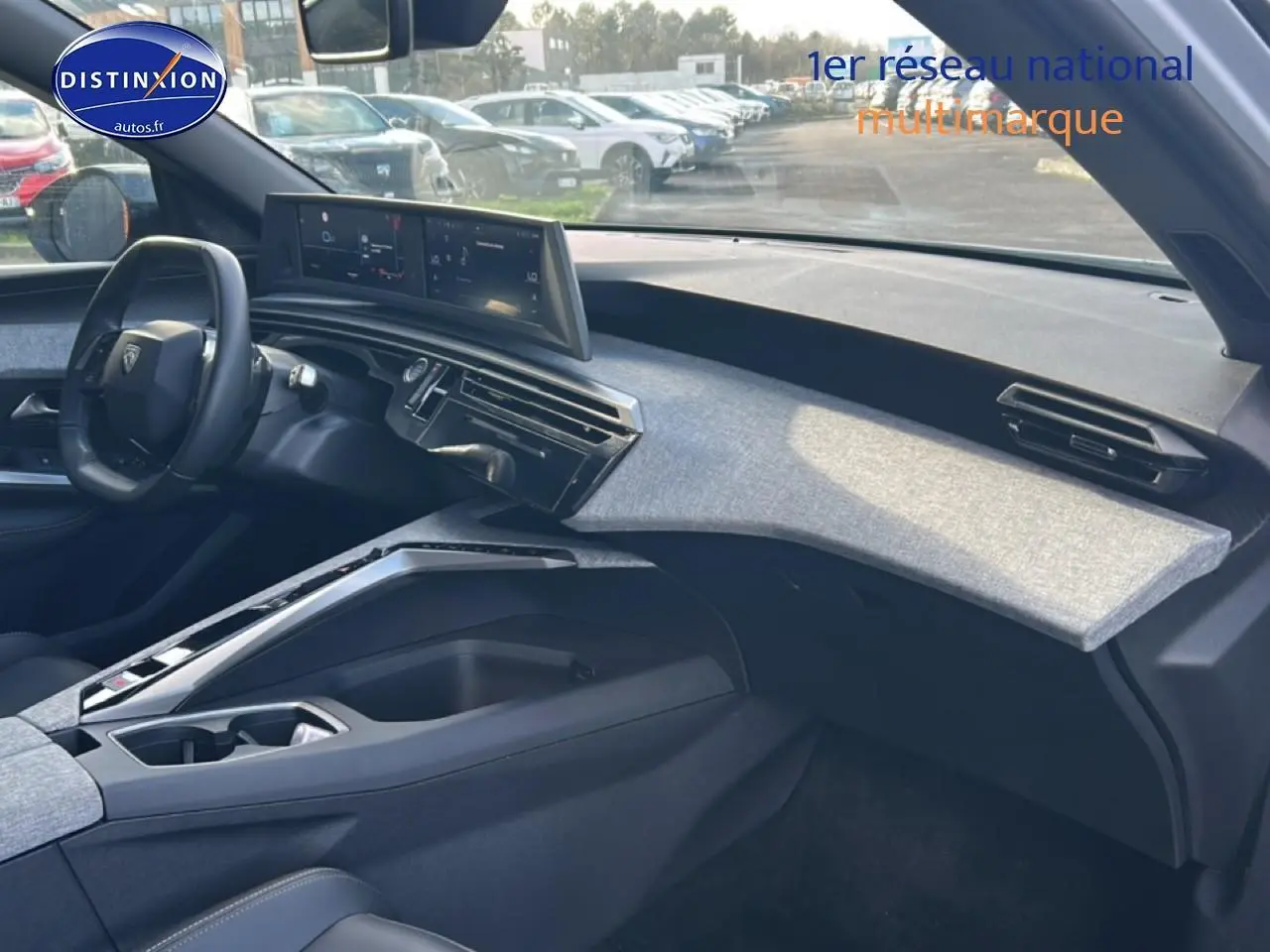 Vue intérieure côté passager du tableau de bord gris clair et noir du Peugeot 5008 Hybrid 145 allure e-dcs6 2025.