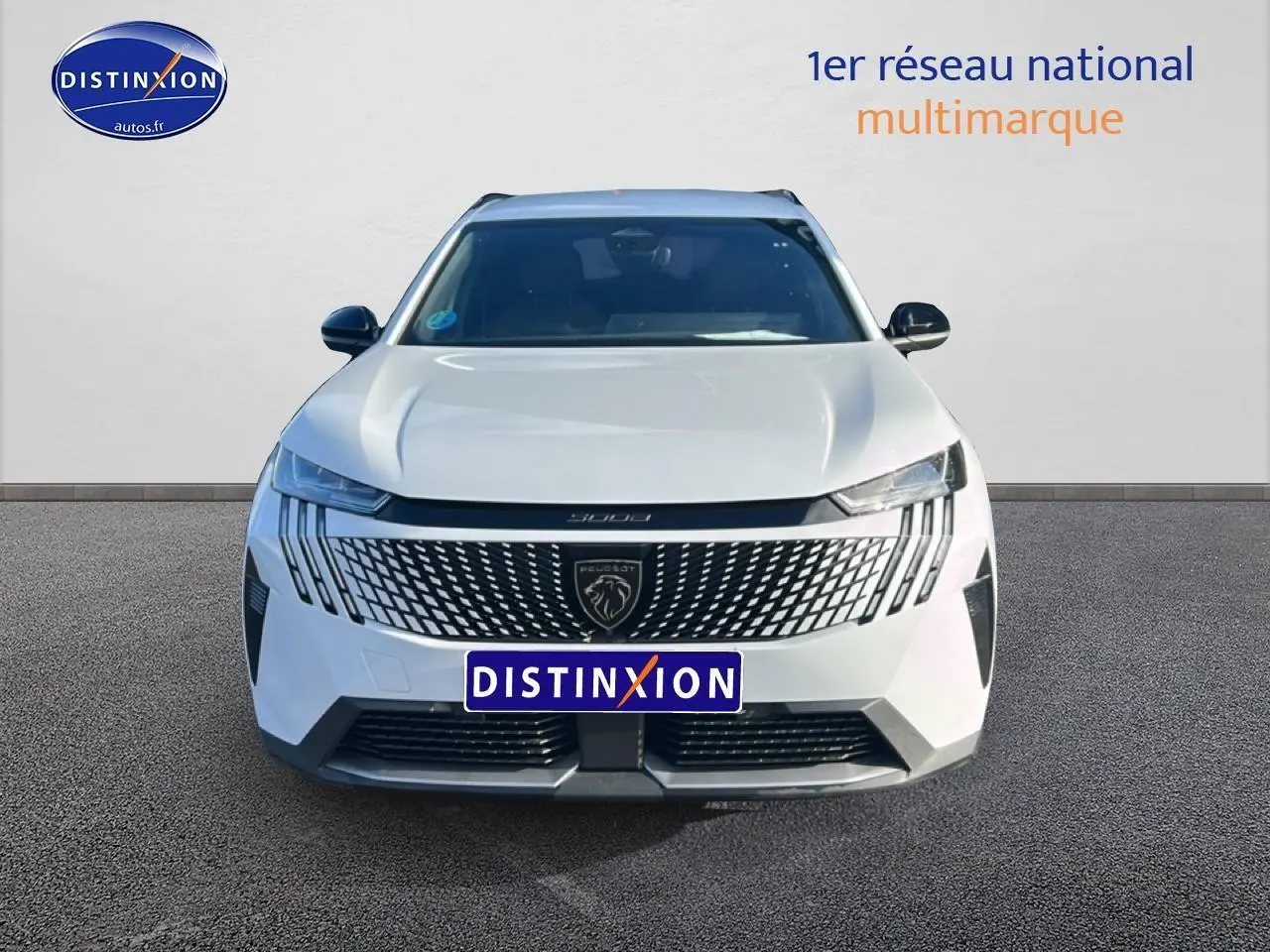 Vue avant d’un Peugeot 5008 Hybrid 145 allure e-dcs6 blanc okenite avec calandre distinctive et phares LED fins.