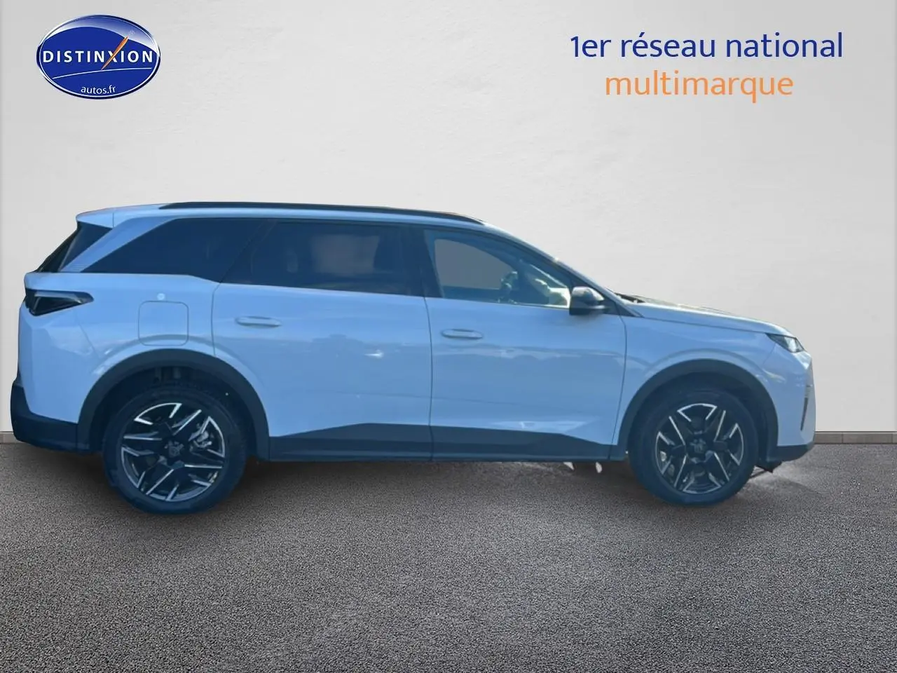 Vue de profil côté gauche d’un Peugeot 5008 blanc okenite avec jantes alliage noires et toit noir.