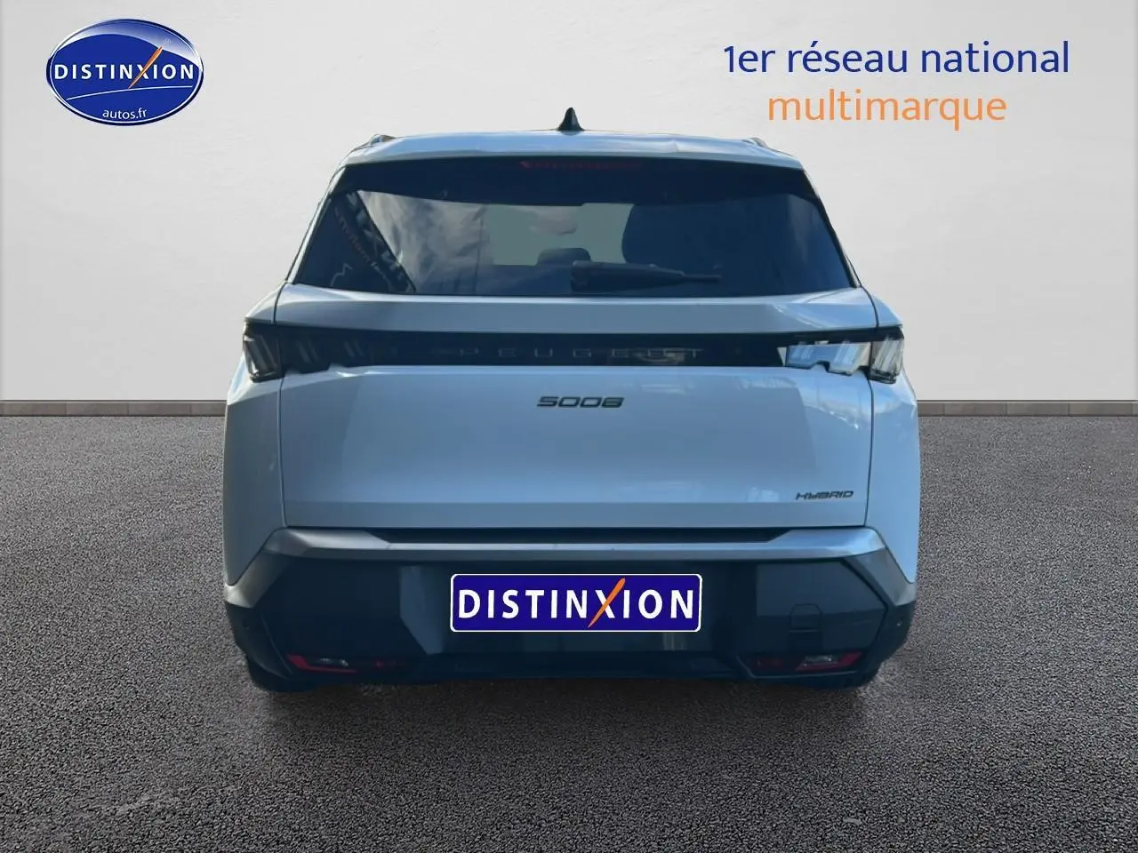 Vue arrière d'un Peugeot 5008 Hybrid 145 allure e-dcs6 blanc okenite avec feux arrière LED et lunette arrière surteintée.