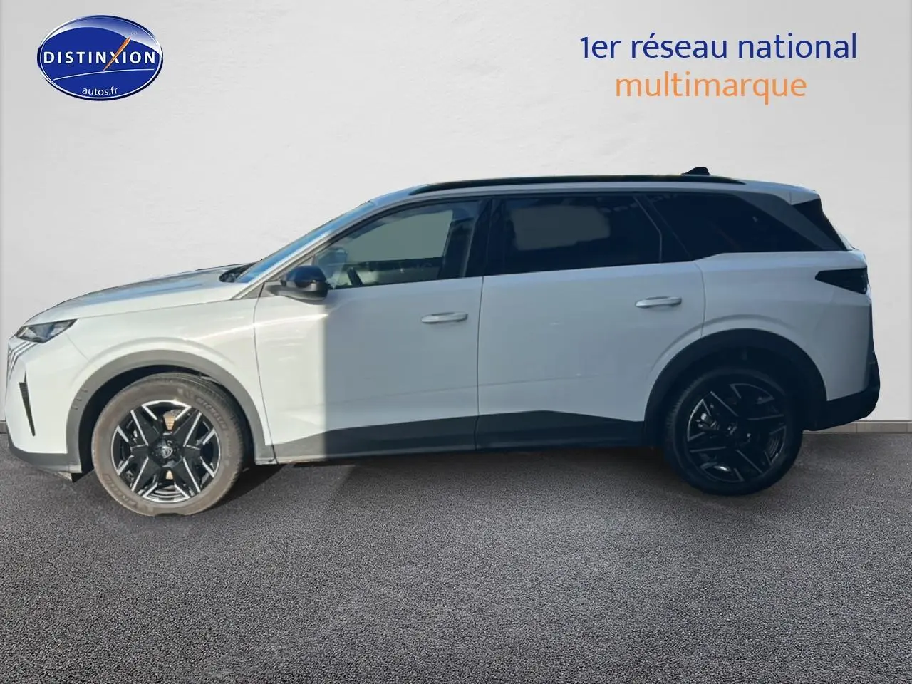 Peugeot 5008 Hybrid 145 allure e-dcs6 blanc okenite vue de profil côté gauche avec jantes noires.