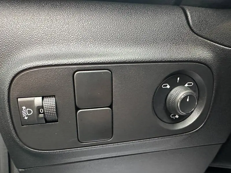 Gros plan sur les commandes noires du tableau de bord côté gauche de la Citroën C3 2023 Spring Blue.
