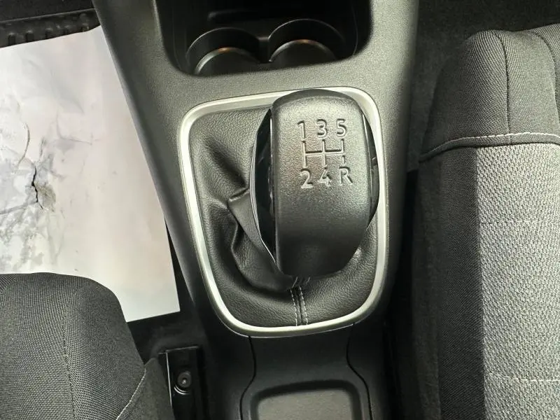 Gros plan sur le levier de vitesses manuel noir de la Citroën C3 2023, entouré de garniture grise et tissu Mica Grey.