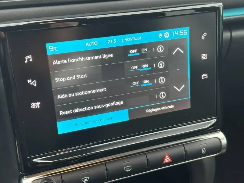 Écran tactile central de la Citroën C3 2023 affichant les réglages d’aides à la conduite et de sécurité.