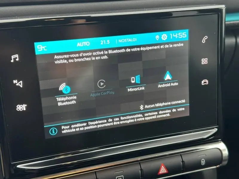 Écran tactile central de la Citroën C3 2023 affichant les options Bluetooth, Apple CarPlay, MirrorLink et Android Auto.