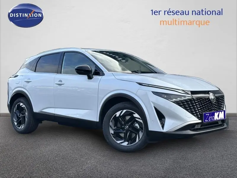 Nissan Qashqai Hybrid e-POWER blanc nacré en 3/4 avant droit, avec calandre noire et jantes noires distinctives.