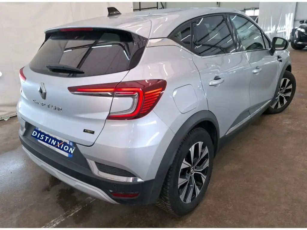 Vue 3/4 arrière droit du Renault Captur gris Highland 2023 avec feux LED et jantes alliage noires.