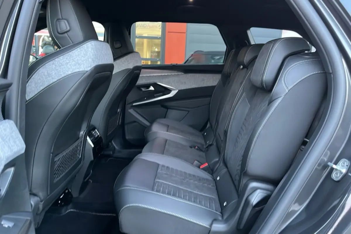 Vue latérale intérieure sur la banquette arrière en cuir alcantara noir du Peugeot 5008 Hybrid 145 GT 2025.