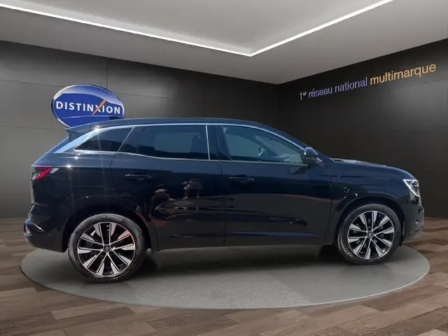 Vue latérale droite du Renault Austral noir 2025, mettant en valeur ses jantes alliage et sa silhouette élégante.