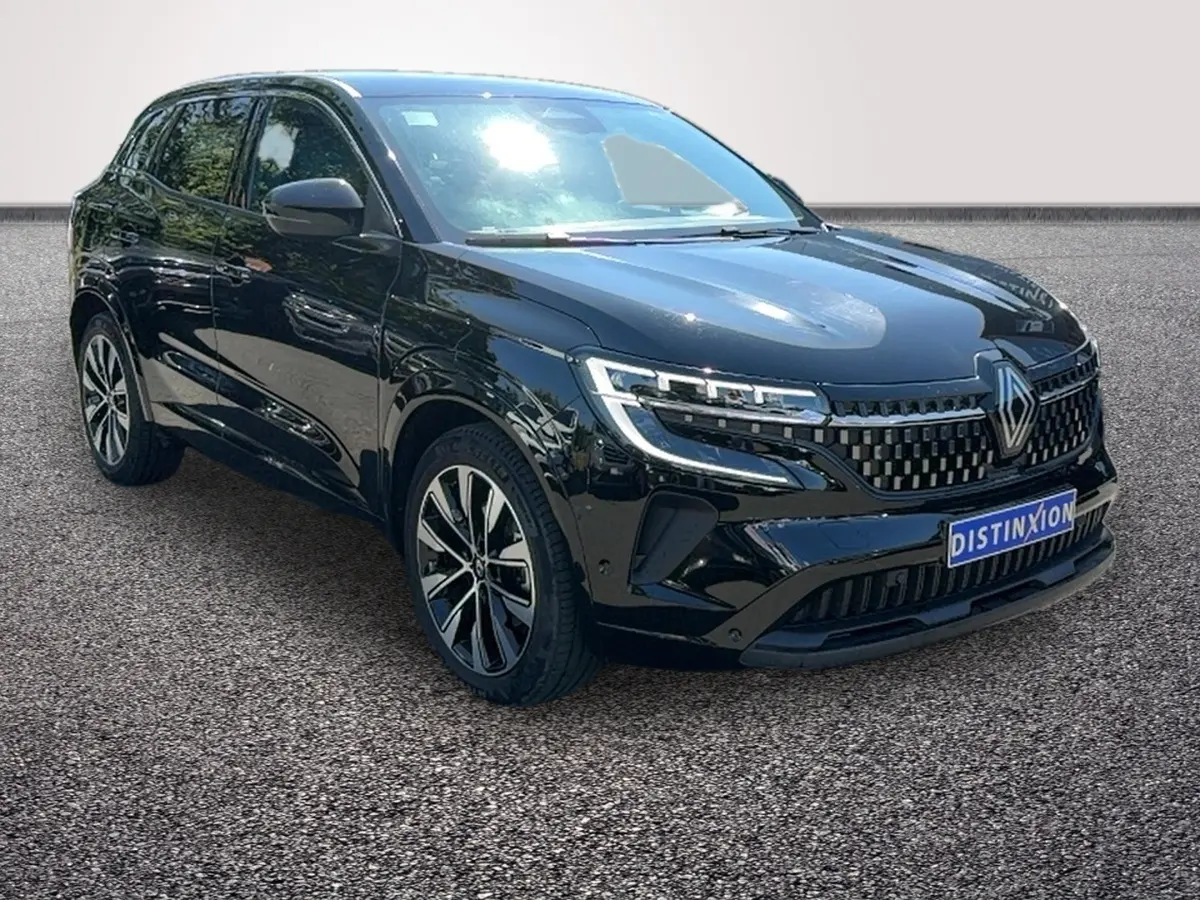 Renault Austral noir en 3/4 avant droit, avec calandre distinctive et jantes alliage bicolores.