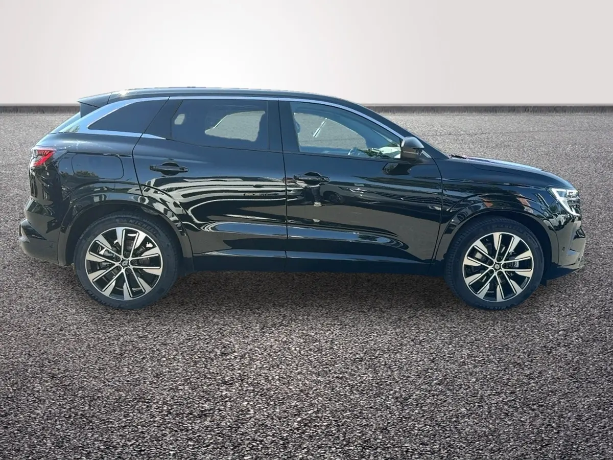 Profil côté gauche du Renault Austral noir 2025, soulignant ses jantes alliage et lignes fluides modernes.
