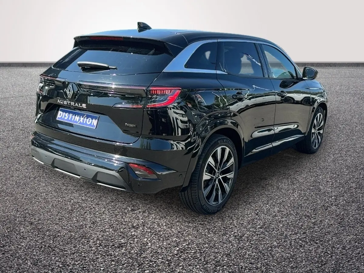 Vue 3/4 arrière droite du Renault Austral noir avec feux LED et jantes alliage distinctives.