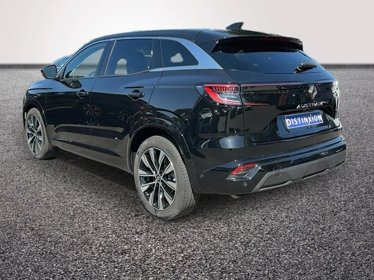 Renault Austral noir en 3/4 arrière droit, avec jantes alliage et feux arrière LED distinctifs.