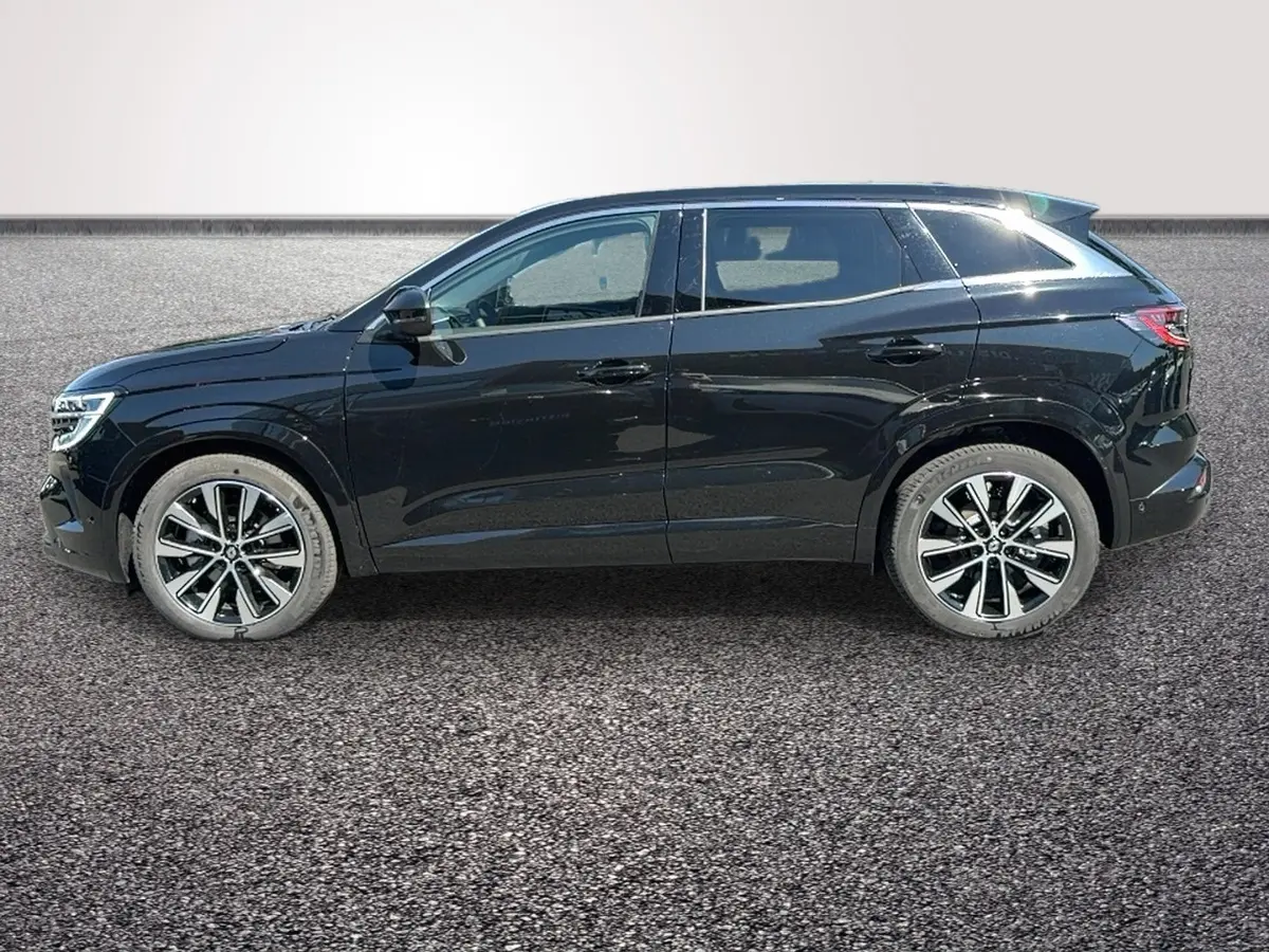 Profil côté gauche du Renault Austral noir 2025 avec jantes alliage et lignes épurées sur fond neutre.