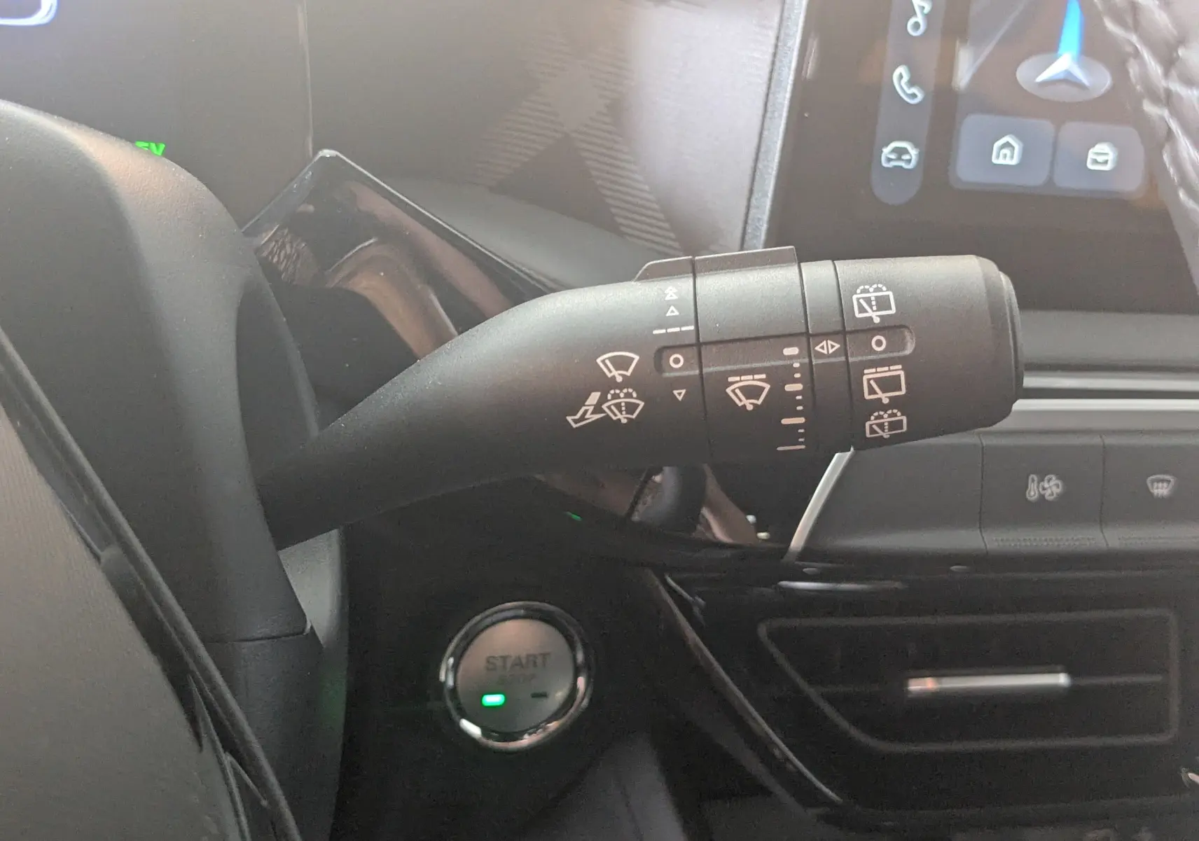 Gros plan sur la commande des essuie-glaces côté droit du volant dans l’habitacle gris noir du MG3 1.5L Hybrid+ 2026.