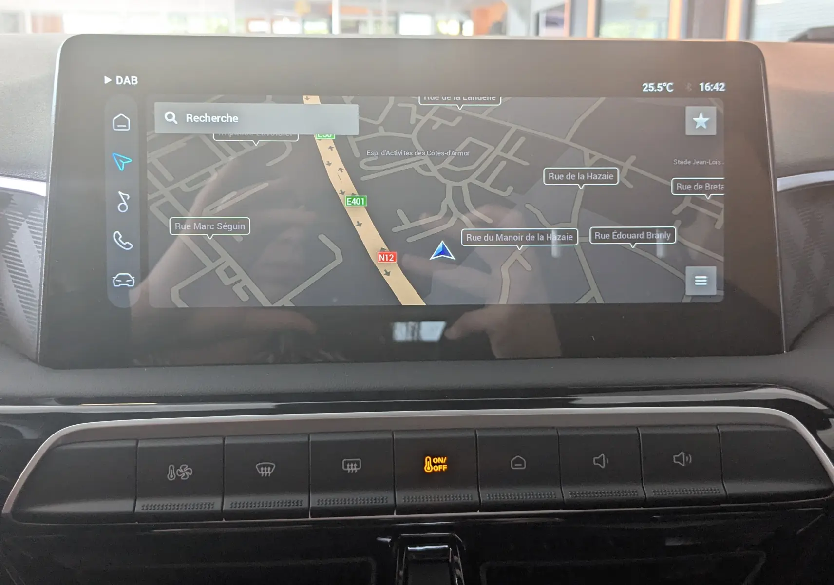 Écran tactile central du MG3 1.5L Hybrid+ 2026 affichant la navigation avec carte des rues environnantes.