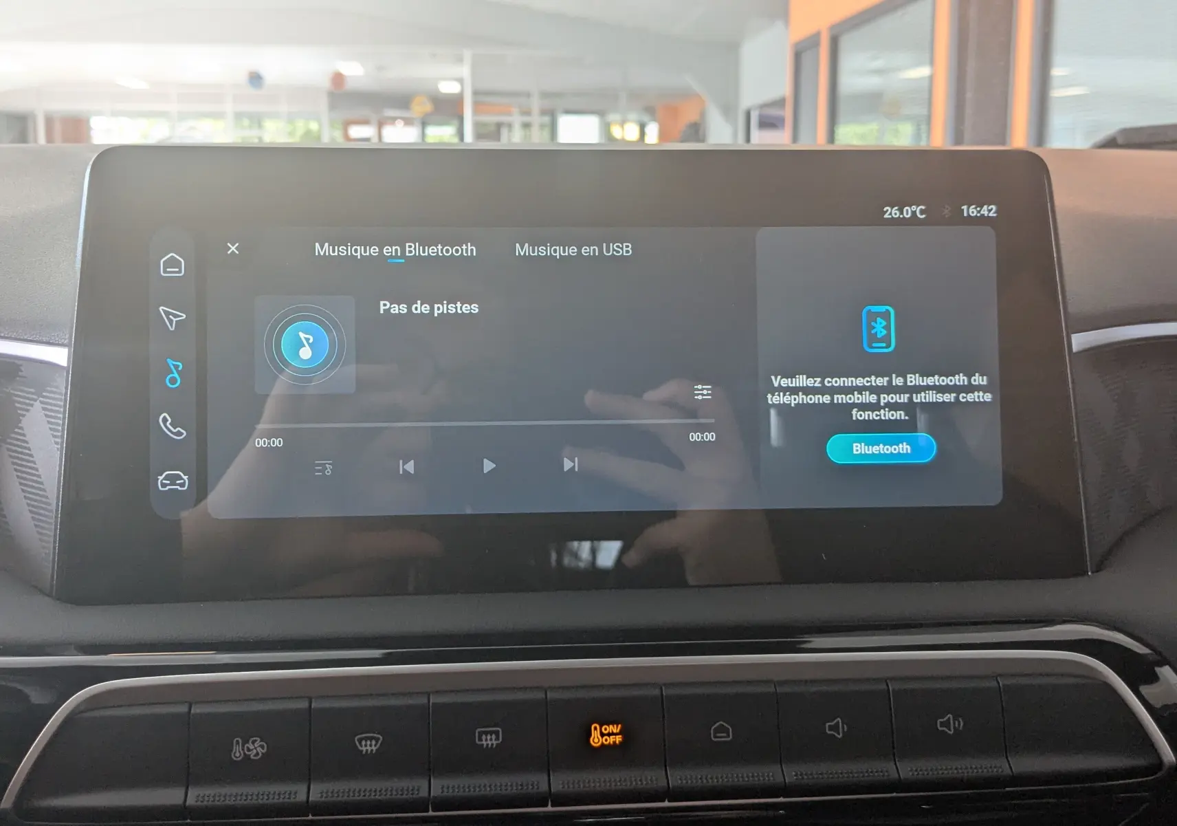 Écran tactile central du MG3 1.5L Hybrid+ 195ch Luxury affichant la connexion Bluetooth et les commandes multimédia.