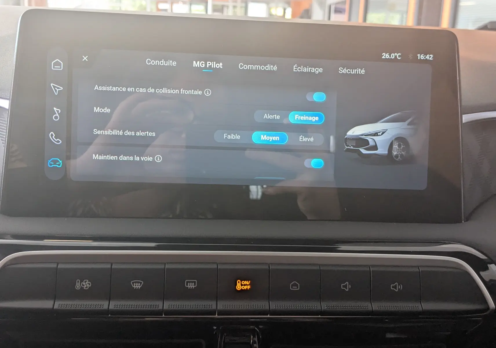 Écran tactile intérieur du MG3 2026 montrant les réglages MG Pilot avec illustration du véhicule blanc en vue de profil avant droit.