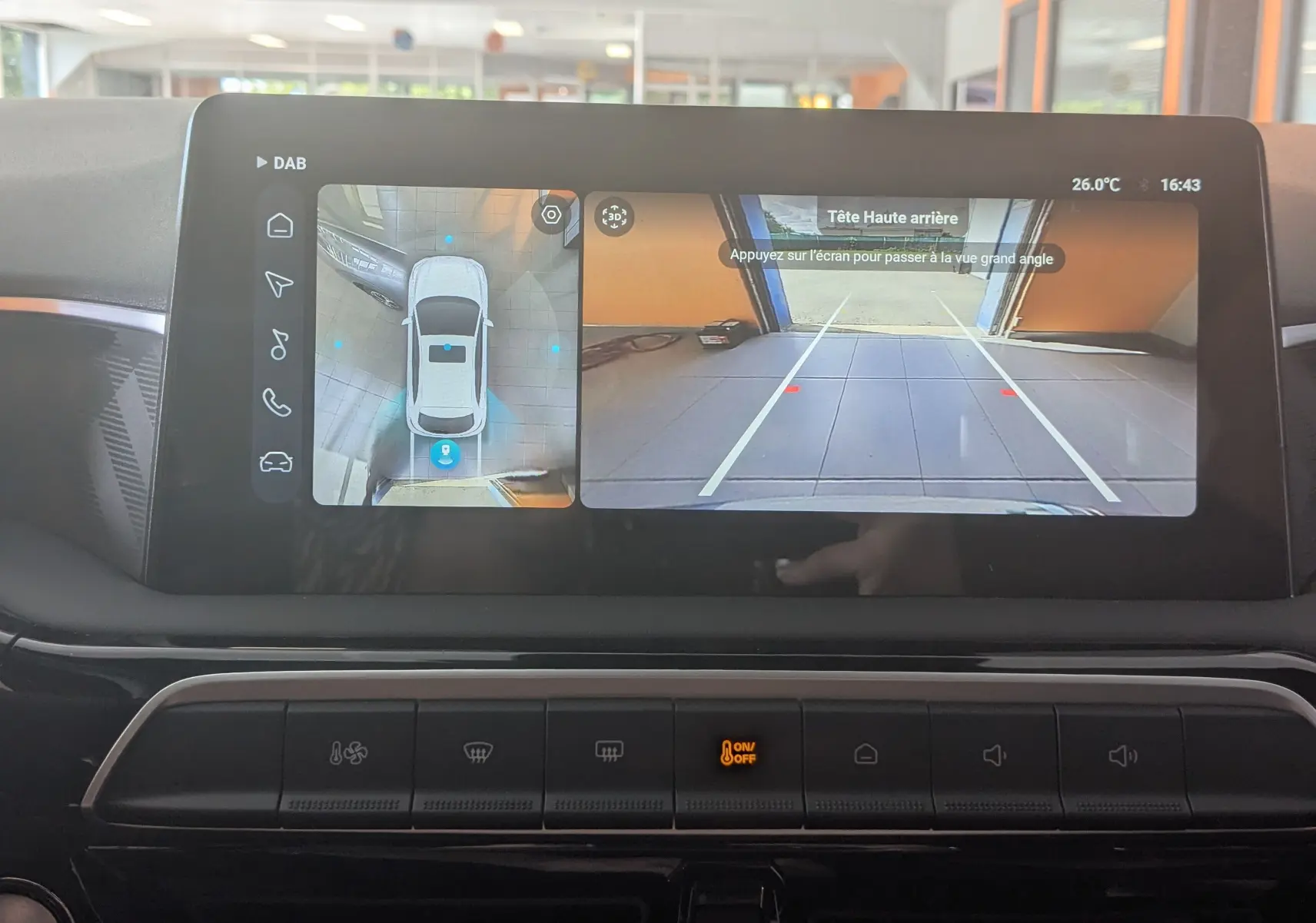 Écran tactile intérieur du MG3 2026 montrant la vue 360° et la caméra de recul avec lignes de guidage.
