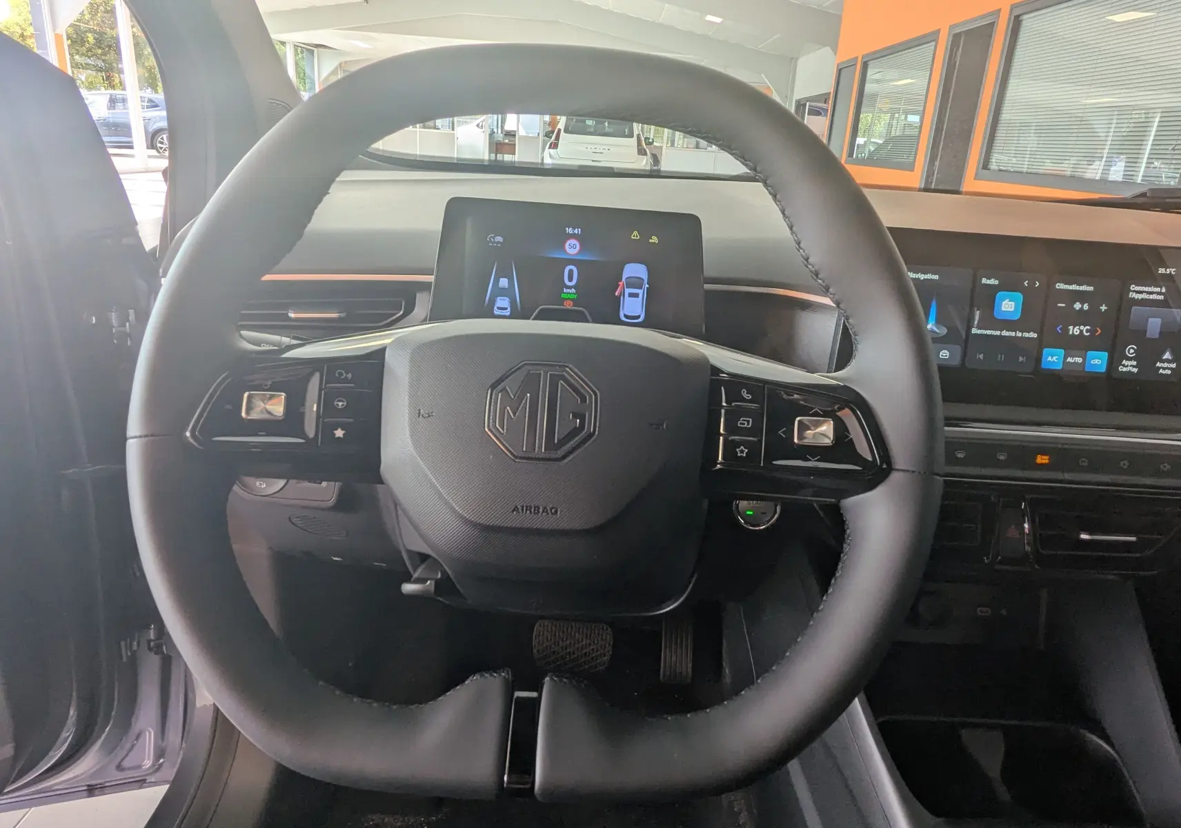 Vue intérieure centrée sur le volant noir du MG3 1.5L Hybrid+ 195ch Luxury avec tableau de bord digital et écran tactile.
