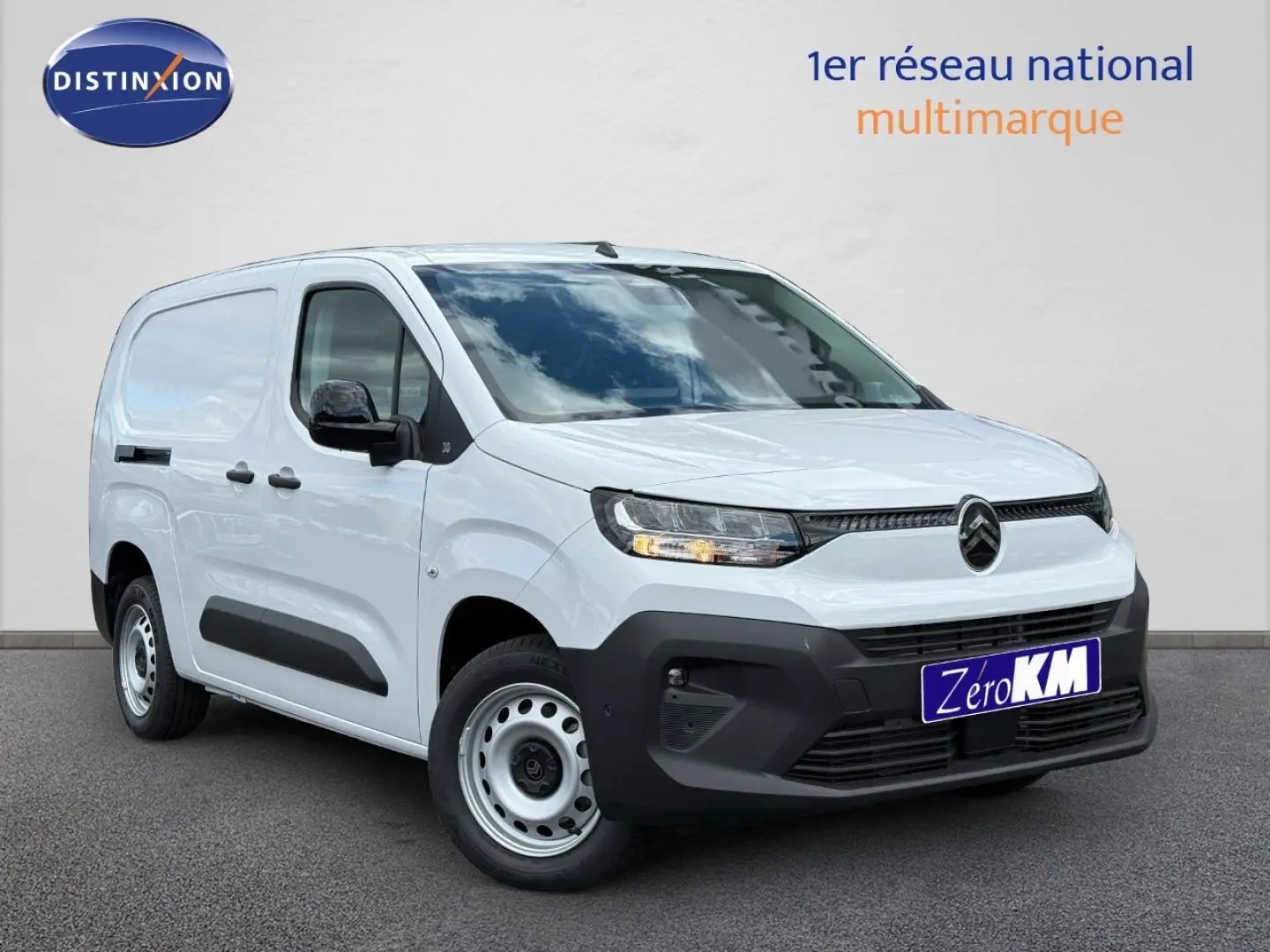 Vue 3/4 avant droite du Citroën Berlingo Fourgon XL blanc Icy avec porte latérale coulissante et pare-chocs noirs.