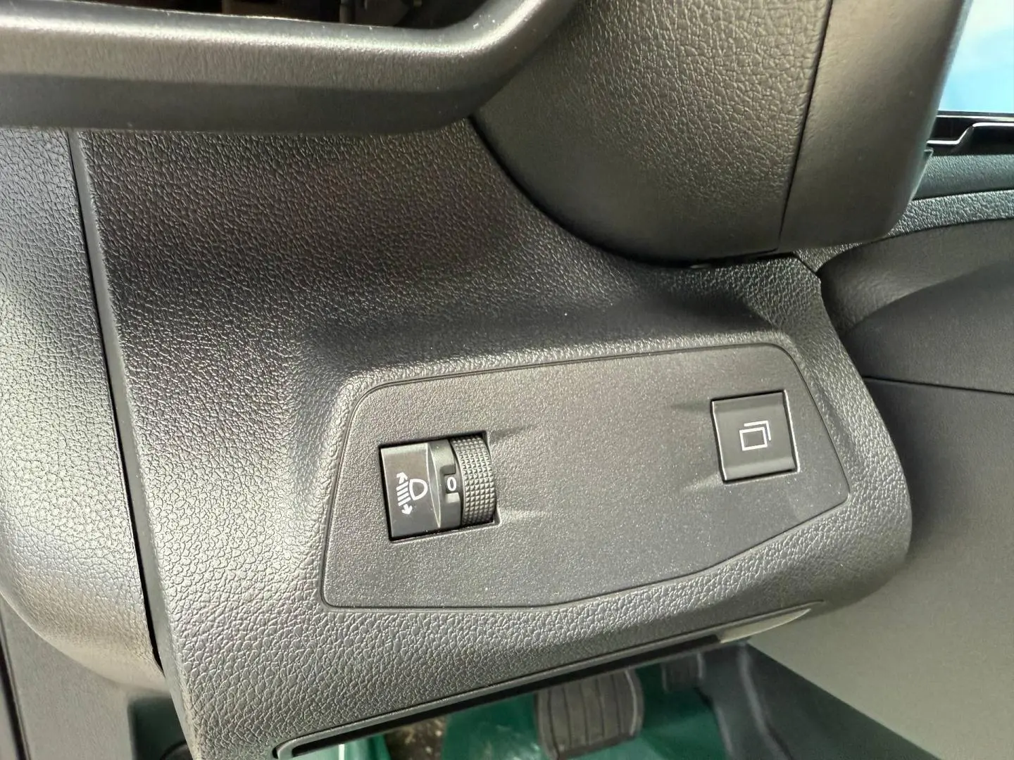 Détail intérieur du tableau de bord noir du Citroën Berlingo Fourgon XL Diesel 130ch, avec commandes d’éclairage et ouverture.
