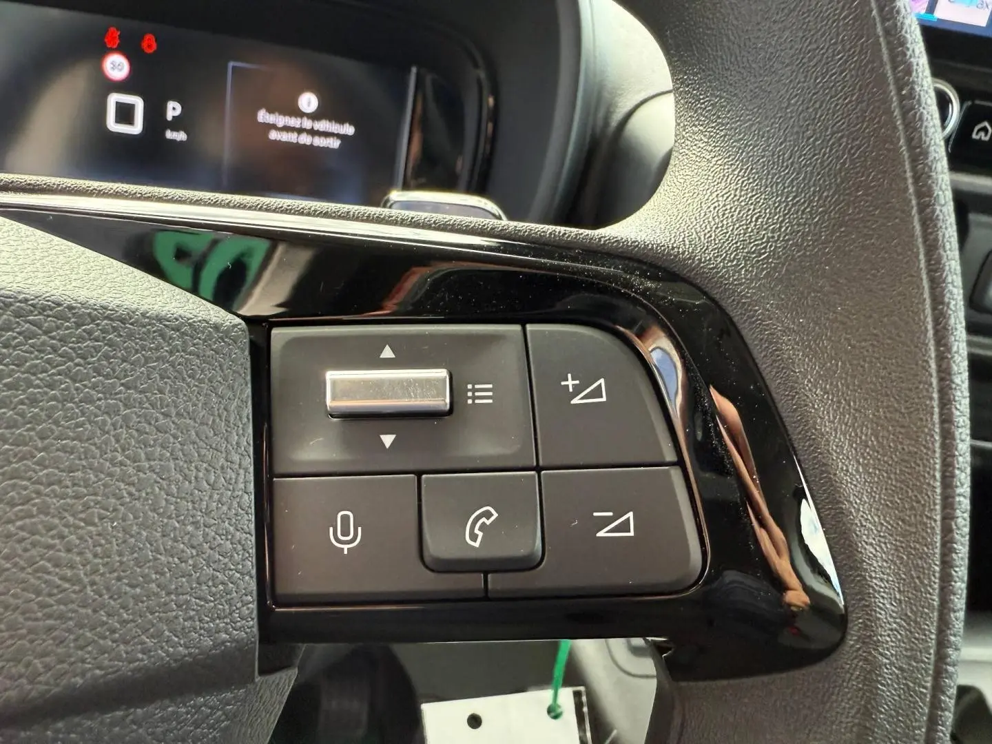 Gros plan sur les commandes multifonctions du volant noir du Citroën Berlingo Fourgon XL Diesel 2026.