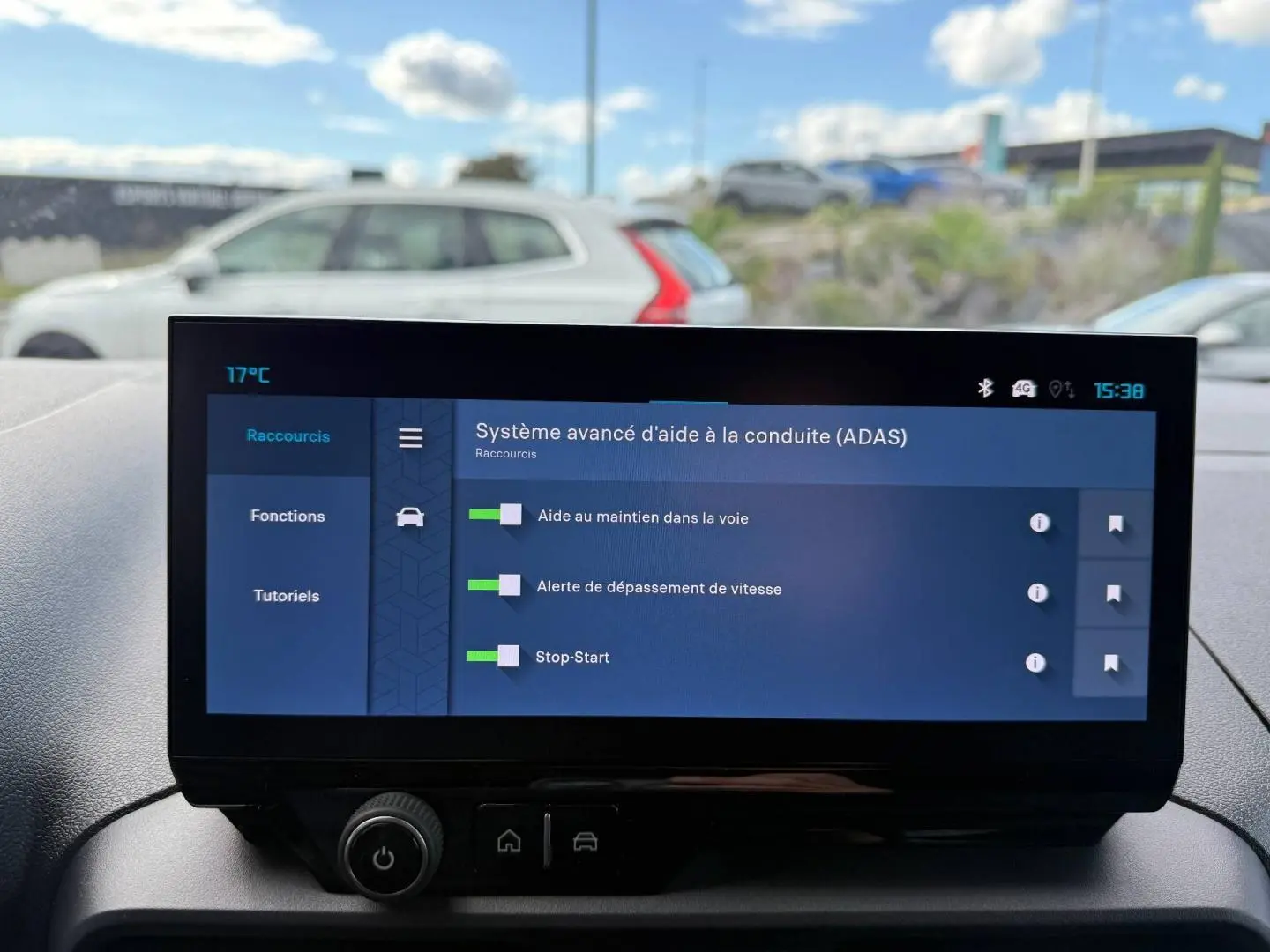 Vue intérieure centrée sur l'écran tactile du tableau de bord du Citroën Berlingo Fourgon XL blanc, affichant l'aide à la conduite.